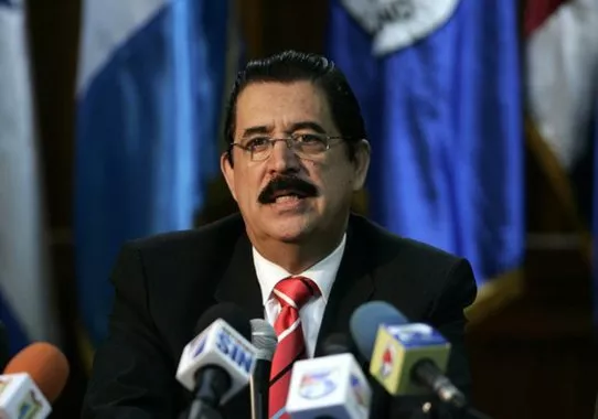 "Estamos em um estado de sítio, as pessoas nas ruas, há mortos, assassinados e o Departamento de Estado dos Estados Unidos não se pronuncia. Penso que eles endossam a fraude", diz Manuel Zelaya, alvo de um golpe em 2009, que abriu a nova onde de intervenções norte-americanas na América Latina