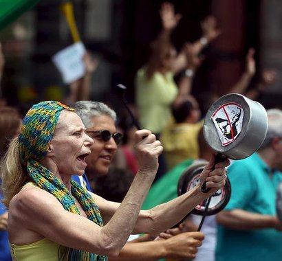 Você que bateu panela, contrário à corrupção. Exigiu outro governo para ser a salvação. Sua panela calou-se com o seu governo ladrão?