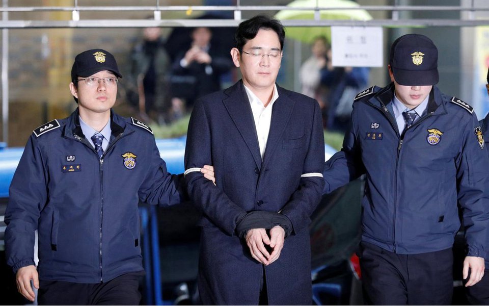 O bilionário chefe do sul-coreano Grupo Samsung, Jay Y. Lee, foi condenado nesta sexta-feira a cinco anos de prisão por pagamento de propina, em um divisor de águas para a ordem econômica do país, dominada há décadas por poderosos conglomerados familiares; após um julgamento de seis meses sobre um escândalo que derrubou a então presidente da Coreia do Sul, Park Geun-hye, um tribunal decidiu que Lee havia pago subornos em troca de favores de Park