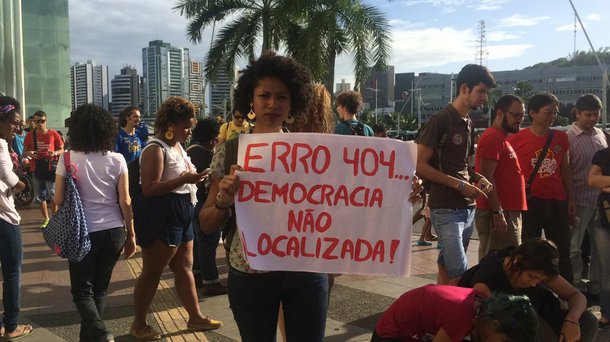 A Constituição foi rasgada pelas forças do atraso e as ameaças à convivência civilizada se avolumam. É hora de caminhar o caminho dos excluídos, organizar uma nova Carta Magna onde a ampla maioria se reconheça como sujeito de direitos e forjadora do seu próprio destino