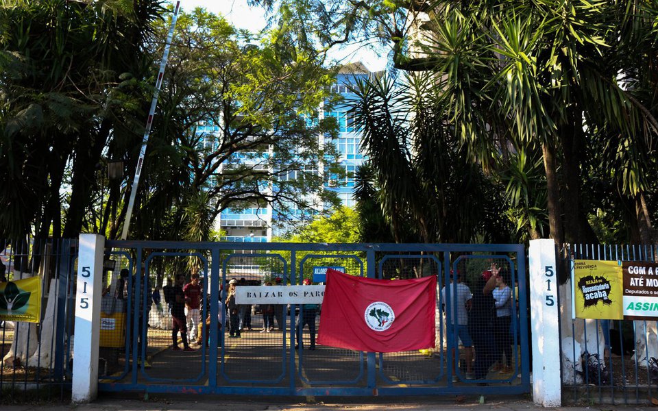 Cerca de 1,5 mil trabalhadores assentados e acampados participam da mobilização, que faz parte da Jornada Nacional de Luta pela Reforma Agrária