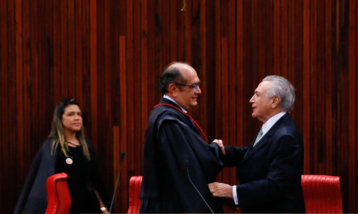 E pensar que o brasileiro que foi às urnas em 2014 sonhando com um país melhor, hoje é governado por uma quadrilha cujo comandante age sem escrúpulos à luz do dia. Parafraseando Gilmar Mendes no julgamento do TSE: ''pudores às favas!''