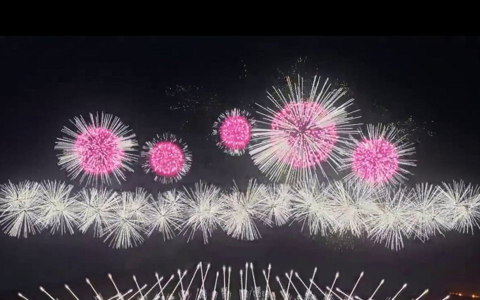 O espetáculo de fogos de artifício no Japão é uma simulação