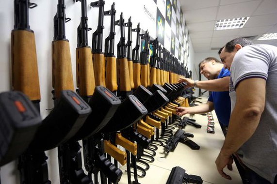 Se o tráfico de armas já era investigado há dois anos, como explicar que somente essa remessa de armas foi apreendida? E se agora afirmam que outras remessas também devem ter entrado no país da mesma forma, por que as armas não foram devidamente interceptadas?