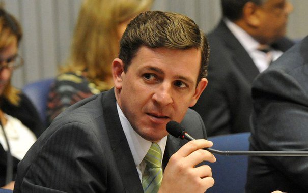 Se separarmos a espuma do estilo midiático do prefeito, de sua simbiose com o ídolo João Dória, veremos que de sólido nada ainda foi demonstrado em seu governo. Em seis meses, quase nada. Conflitos, intrigas, anúncios de intenções. De firme e factual, pouco ou nada. Anotem o nome: Orlando Morando. Iremos ainda ouvir falar muito dele