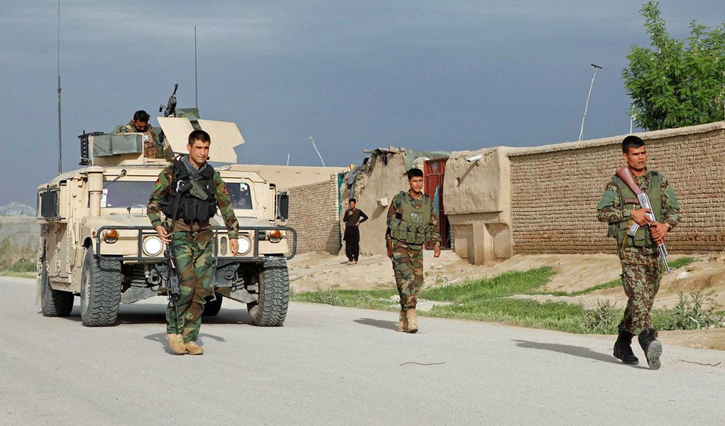 Um balanço provisório aponta mais de cem mortos e feridos, após um ataque de um comando talibã contra uma base militar na região norte do Afeganistão; a informação é do ministério da Defesa afegão; jovens recrutas estão entre a maior parte das vítimas; o ataque próximo a uma mesquita, em Mazar-i-Sharif, capital da província de Balkh