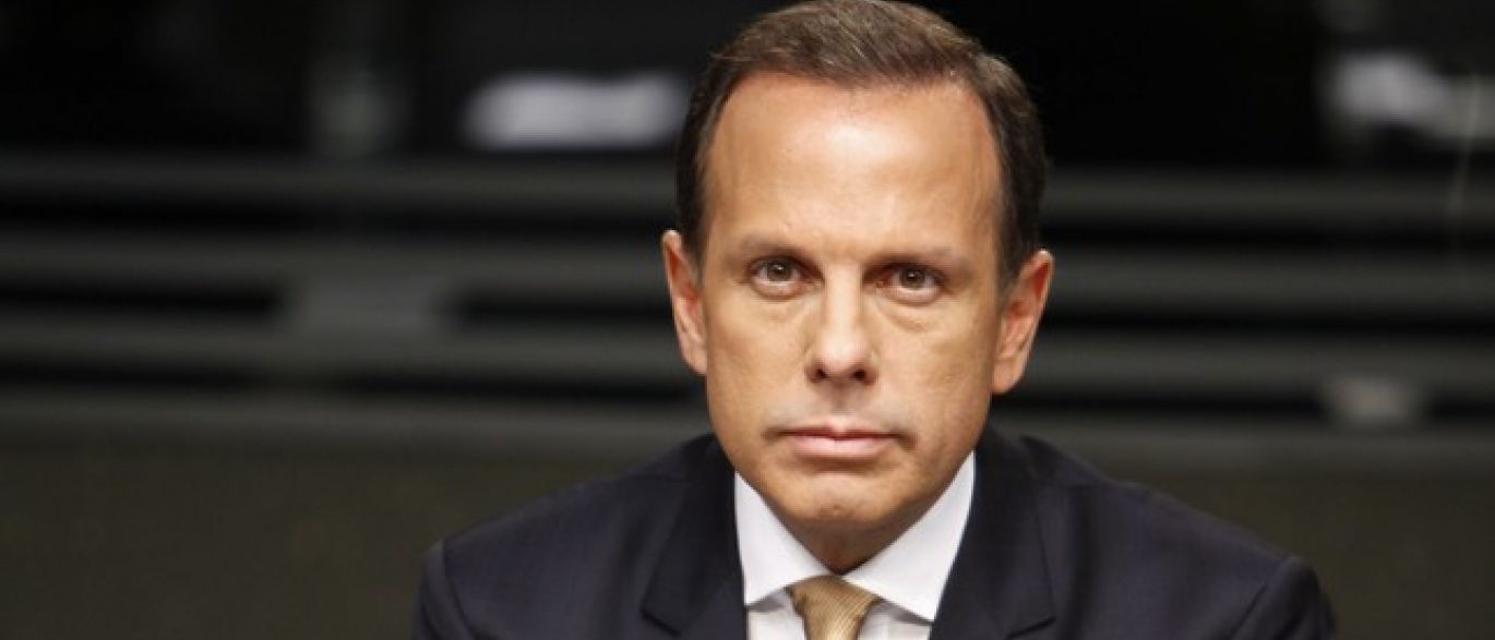 Ao perder terreno na disputa presidencial para o deputado Jair Bolsonaro (PSC-RJ), que se isola como adversário de Lula na disputa presidencial, o prefeito de São Paulo, João Doria, revelou mais uma vez seu lado perigoso, autoritário e fascista, ao discursar em São Bernardo do Campo (SP), neste sábado; em seu discurso, ele definiu a presidente legítima Dilma Rousseff como "anta" e o ex-presidente Lula, condenado sem provas nesta semana, como "sem vergonha"; agressividade de Doria tem irritado tucanos – FHC o considera um gestor de Facebook, José Serra o vê como um blefe e Geraldo Alckmin pretende enquadrá-lo rapidamente; neste sábado, Doria foi também alvo de um escracho e fez com que a guarda civil metropolitana prendesse um manifestante