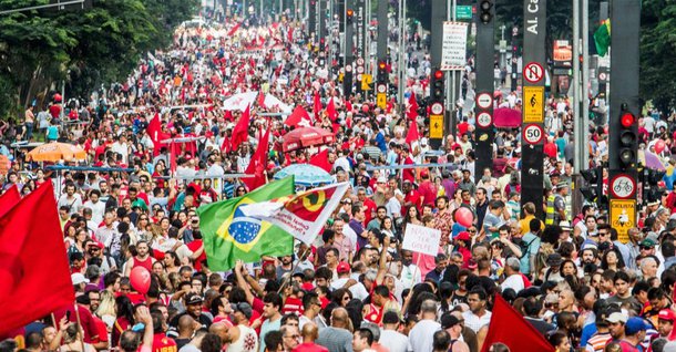 Esquerdistas que não votam em Lula no primeiro turno precisam de um pacto e explicitar como reindustrializar o Brasil, "cachorro de madame" dos banqueiros, para dar o mínimo de clareza nas propostas. A história talvez seja a maior glória da esquerda, mas o passado já não é o suficiente para a materialização das propostas de quem integra este campo ideológico