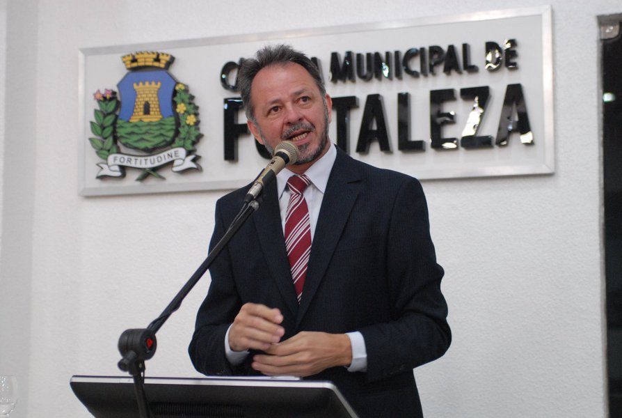 O lançamento da candidatura do vereador Acrísio Sena à presidência do PT de Fortaleza está marcada para esta segunda (27). O parlamentar defende a “independência e autonomia” em relação aos governos do prefeito Roberto Cláudio (PDT) e Camilo Santana (PT), além de um “pacto de unidade” para a reorganização do PT e a para a formação de apoio ao presidente Lula em 2018