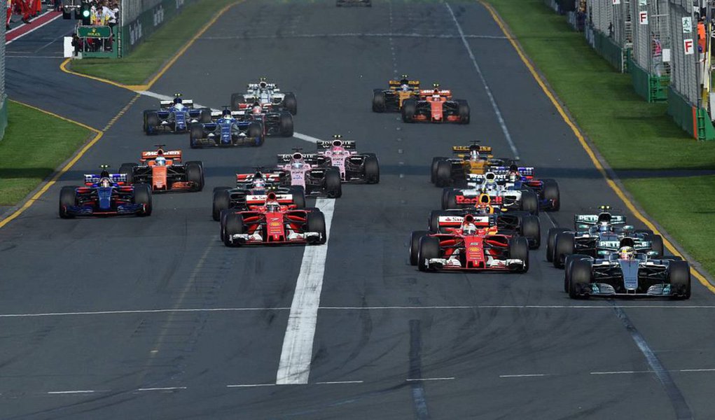 A Fórmula 1 entrou em uma nova e ousada era no Grande Prêmio da Austrália de domingo graças ao carros mais velozes, os pneus mais largos e uma Ferrari vencedora, mas a ausência de ultrapassagens está causando preocupações; "Que ultrapassagens?", reagiu o veterano brasileiro Felipe Massa, da Williams, ao ser indagado sobre o quão difícil foi deixar seus rivais para trás