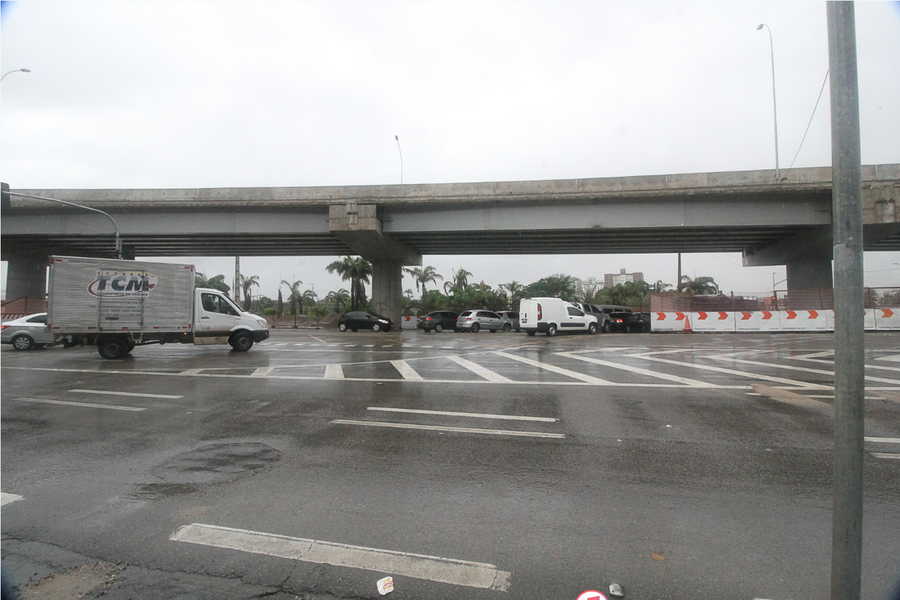 O prefeito Roberto Cláudio libera neste sábado (25) o primeiro trecho do viaduto da Av. Aguanambi e entrega a nova passarela para pedestres, construída sobre a avenida. O novo viaduto possui quatro faixas para tráfego, mas em virtude das obras de drenagem, em execução na Av. Aguanambi, apenas duas faixas de tráfego no sentido norte-sul (Centro/Messejana), estarão liberadas