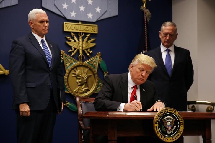 Trump assina decreto no Pentágono 27/1/2017 REUTERS/Carlos Barria