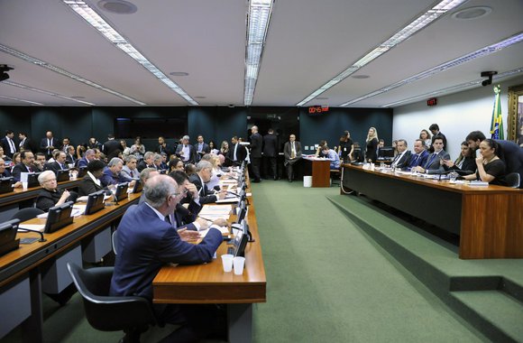 Se fosse mesmo para ampliar direitos sociais e trabalhistas, estariam propondo o desmonte de um complexo sistema de proteção do direito ao trabalho no Brasil conquistado por brasileiras e brasileiros ao longo de décadas?