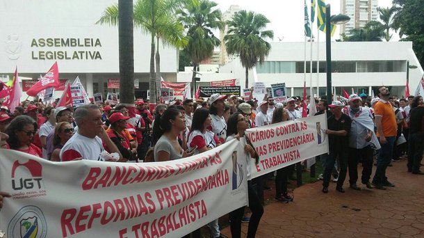 Temer nos insulta quando prega que o fim da CLT aumentará os empregos. A CLT nunca foi empecilho para o crescimento econômico. Recentemente o Brasil gerou 20 milhões de empregos com a CLT em vigor