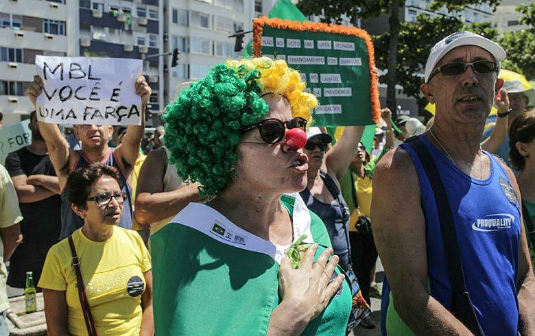 Por questão de honra, o povo brasileiro tem que se mobilizar pela volta da Presidenta Dilma à presidência surrupiada pelo golpe dos corruptos e quadrilheiros. O retorno de Dilma será a recuperação da dignidade política e democrática deste País