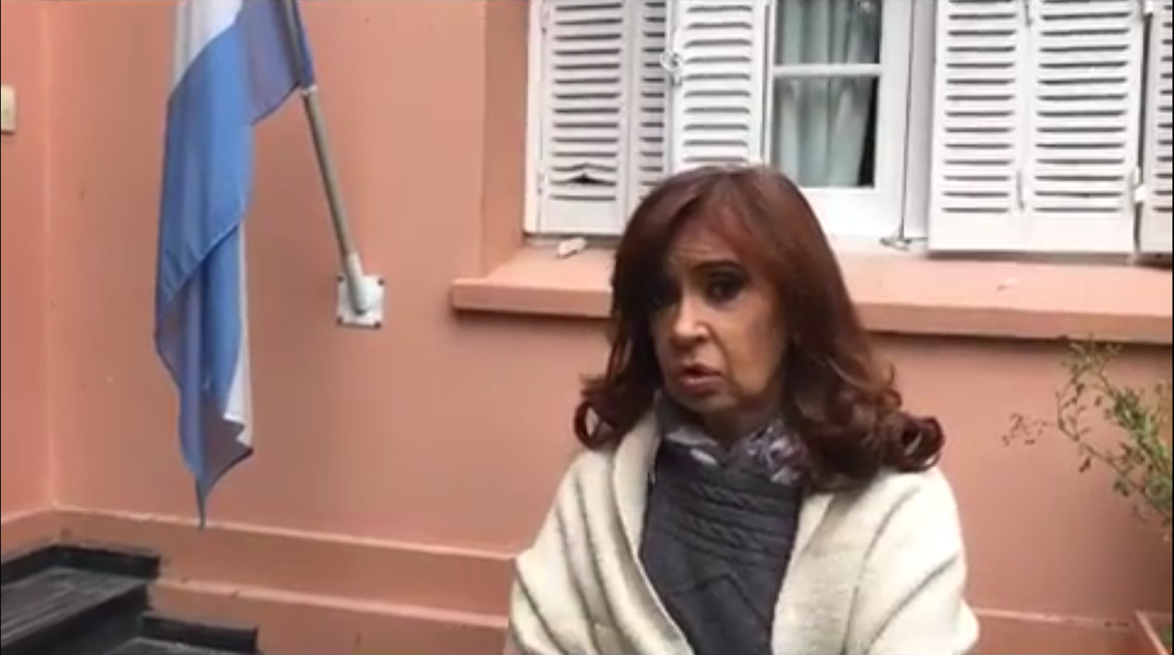 A ex-presidente da Argentina Cristina Kirchner foi cercada por manifestantes partidários do presidente Maurício Macri na casa onde estava, de sua cunhada Alicia Kirchner, governadora da província de Santa Cruz; o grupo tocou fogo em lixo e pneus e um grupo de dez pessoas tentou pular o muro; no vídeo, Cristina explica como se defendeu