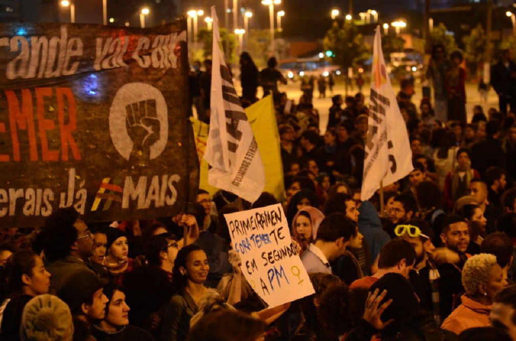 São Paulo - Ato "#Fora Temer! Não queremos nenhuma chibata! Queremos decidir nosso futuro!", organizado por mulheres negras, defende direitos sociais e trabalhistas. Largo da Batata, Pinheiros, região oeste.
