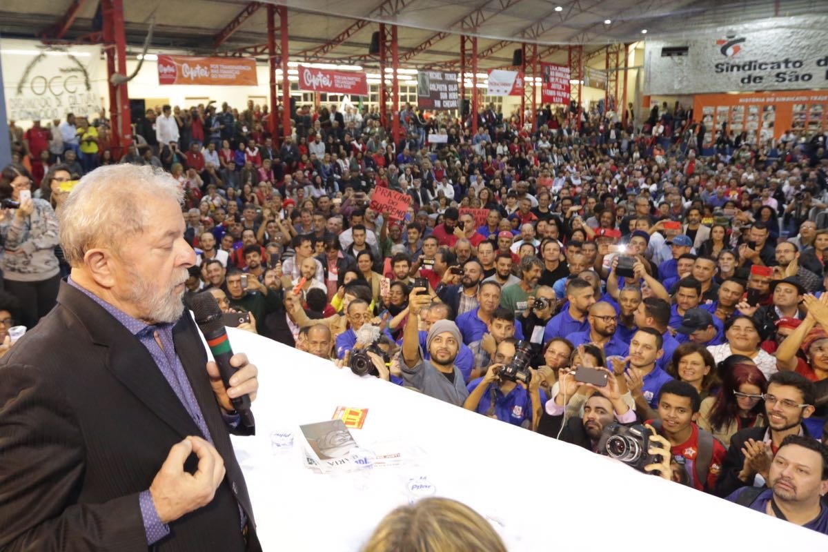 Lula discursa no sindicato dos bancários