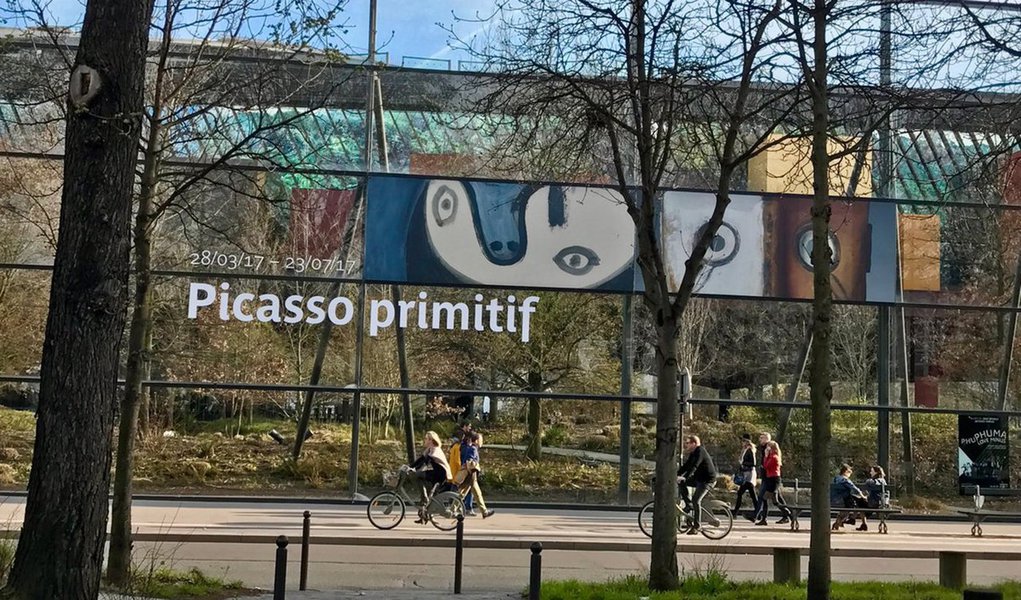Intitulada "Picasso Primitif", a mostra pretende exibir "uma visão comparativa de suas obras com aquelas de artistas não-ocidentais" da África, da Oceania, das Américas e da Ásia, de acordo com o museu Quai de Branly