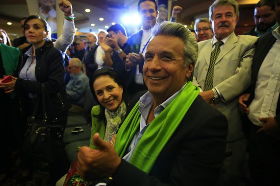 Lenin Moreno, após sofrer um assalto, foi ferido à bala pelas costas, o que lhe custou o movimento das pernas para sempre. Fez da sua dor motivação para viver e dar ânimo a tantos outros que sofrem as mesmas dores. A vitória de Lenín Moreno é o sol que ainda brilha na linha do Equador. Quando tomar posse, o novo presidente equatoriano terá um desafio talvez maior que o de conviver com a paraplegia - mostrar que o socialismo encarnado hoje, no Equador, por Rafael Correa, ainda é a melhor alternativa para a redução da desigualdade social e uma melhor qualidade de vida do povo latino americano