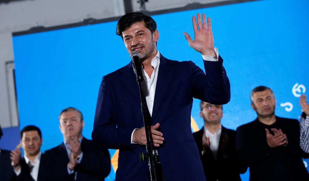 O ex-zagueiro do clube italiano Milan, Kakha Kaladze, foi eleito prefeito de Tbilisi, capital da Geórgia; candidato do partido, Sonho Georgiano, ele se tornou prefeito de Tbilisi ao receber 51,13% dos votos - Kaladze entrou para a política em 2011