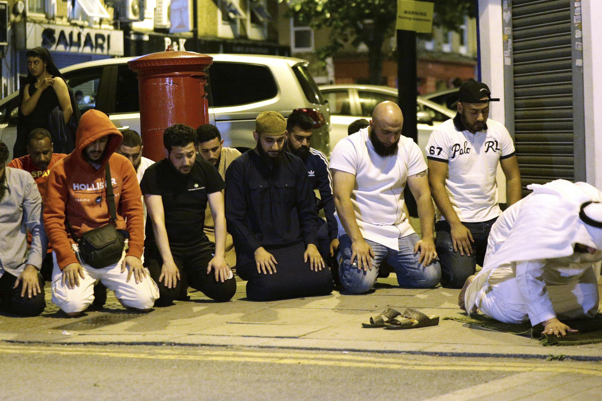 Muçulmanos rezam após atropelamento que matou uma pessoa e feriu outras dez em Londres, terrorismo, Reino Unido, Inglaterra