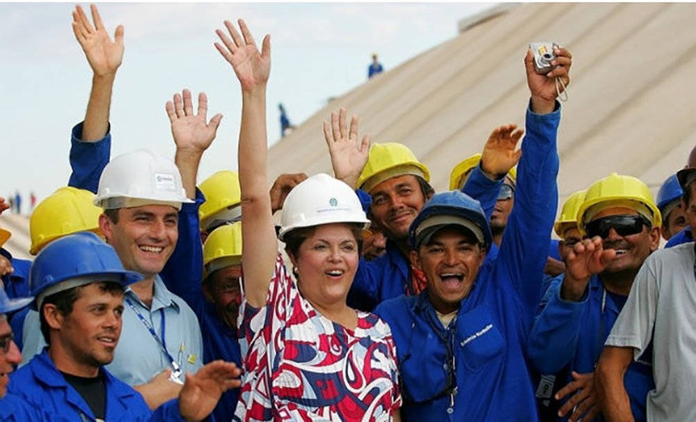 Depois da decisão política de Lula de enfrentar fortes coronéis do Nordeste contra a Transposição, a exemplo de ACM, foi Dilma Rousseff quem mais produziu de fato em investimentos concretos para a grande obra. Mais do que a maior referência hídrica do País, a Transposição chega como elemento de transformação com efeitos extraordinários no componente socioeconômico