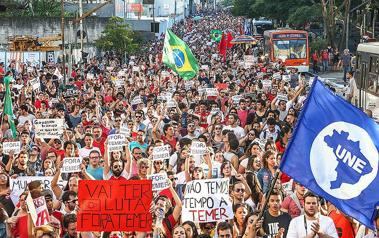 A classe trabalhadora brasileira, que vai à greve geral nessa sexta-feira, está literalmente machucada e revoltada com o golpe político parlamentar que a direita antinacional, fomentada por Washington, praticou no ano passado, golpeando a democracia brasileira de modo a preparar o estupro e usurpação da Constituição de 1988