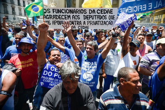 Você sabia que a Cedae é a única empresa estatal estadual que dá lucro? Além disso, a Cedae tem papel estratégico para o desenvolvimento do Rio de Janeiro. Só que para o Estado do Rio deixar de pagar dívidas com Brasília e voltar a receber repasses federais, o ilegítimo governo de Michel Temer exige a entrega da Cedae à iniciativa privada