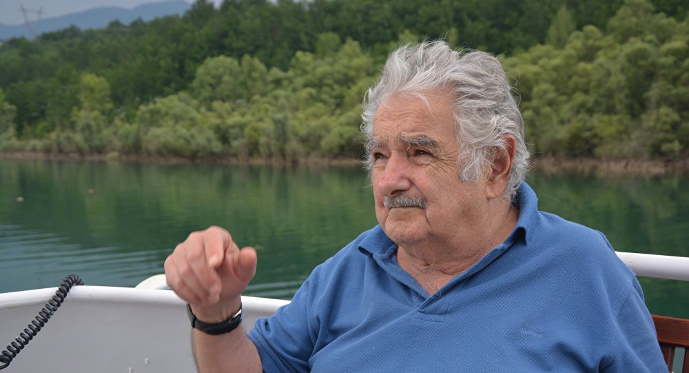 O ex-presidente e atual senador do Uruguai José Mujica afirma que a nova situação política, em que os Estados Unidos estão tentando limitar o comércio livre e a China defende a abertura dos mercados, é um fruto da globalização; Mujica acha que "as classes médias do mundo central" estão respondendo "à implantação do ultranacionalismo que se fecha no protecionismo, produto da frustração e estagnação", algo que "vai custar muito à humanidade"