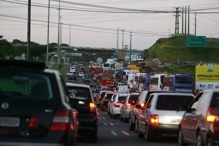 A capital baiana tem o 2º pior trânsito do Brasil, o 4º da América do Sul e 28º pior do mundo; o motorista soteropolitano passa em media 40 minutos por dia de tempo extra em engarrafamentos, o que totaliza 152 horas no trânsito por ano; pela manhã, o pior dia é segunda-feira; à tarde, o trânsito piora mais nas sextas-feiras; em 2016, o dia que registrou o maior congestionamento foi 8 de junho, uma quarta-feira