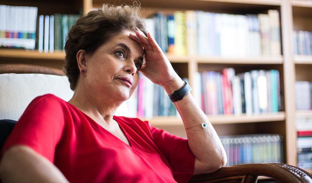 Presidente deposta Dilma Rousseff alerta que o golpe contra a democracia, que a retirou do poder, ainda não acabou; "A segunda etapa do golpe pode ser muito mais radicalizada e propensa à repressão", afirma Dilma em entrevista ao Sul 21; "E não é tanto por causa da esquerda, mas sim pelo nível de radicalização da direita no país. Não vamos nos iludir. O leão não é manso"; para a presidente, que anunciou disposição de disputar eleição para o Senado ou a Câmara, o retorno do Brasil à democracia pode se dar em 2018; "O processo democrático tem o poder e a faculdade de propor um encerramento, se for uma eleição que não implique um golpe, que seria tirar o Lula. Não é uma questão minha ou sua, não é uma questão individual. É só aí que podemos nos encontrar todos"
 