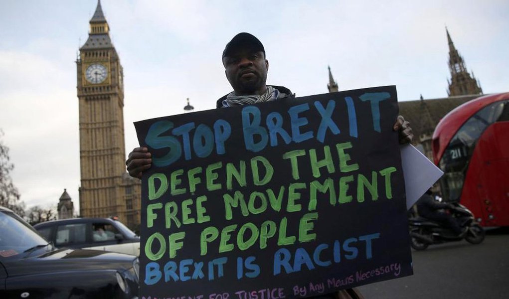 
Centenas de cidadãos europeus residentes no Reino Unido se manifestaram em frente ao Parlamento britânico, para exigir garantias de que poderão continuar vivendo como antes da implantação do Brexit (saída do Reino Unido da União Europeia); Portando cartazes com frases como "não somos moeda de troca", ou "parem o Brexit, o Brexit é racista", os imigrantes, alguns há décadas residentes no país, casados com britânicos, ou com filhos e netos nascidos no território, pediram ao governo de Theresa May que assegure que seus direitos não mudarão após a saída do bloco
