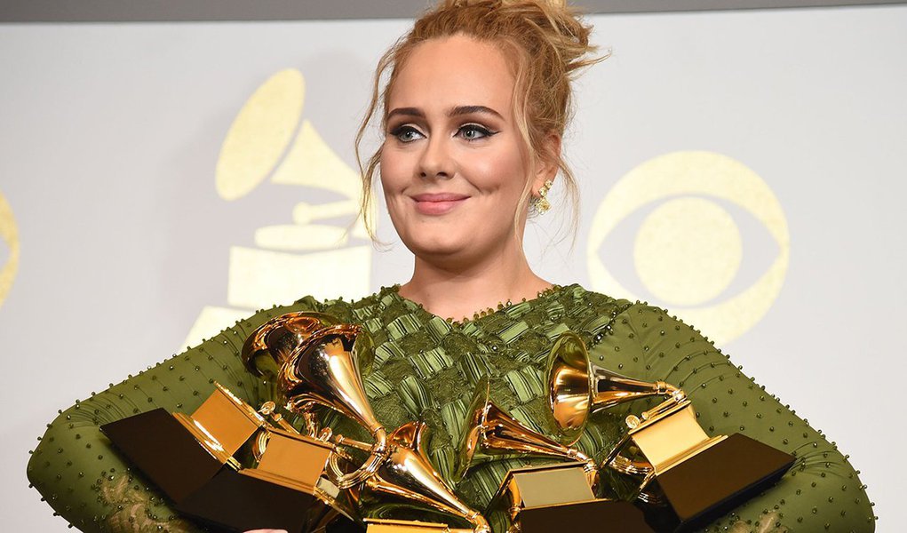 Adele foi a grande vencedora do prêmio Grammy de 2017 no domingo, ficando com as principais estatuetas de melhor álbum, gravação e canção do ano – uma vitória chocante e histórica sobre Beyoncé em uma noite marcada por declarações políticas e homenagens emotivas;  "Sinto que era a vez de ela (Beyoncé) vencer", declarou Adele, que soma 15 Grammys na carreira