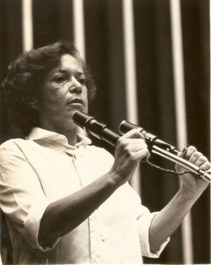 Neste dia em que exaltamos a luta feminina considero importante resgatar a memória dessa brava parlamentar pernambucana, a deputada Cristina Tavares, que entre 1978 e 1986 atuou como única mulher da bancada pernambucana no Congresso Nacional e que de maneira coerente e obstinada destacou-se na defesa dos direitos da mulher