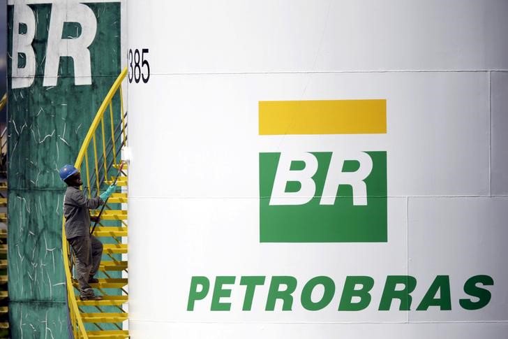 Funcionário pinta tanque da Petrobras em Brasília, no Brasil 30/09/2015 REUTERS/Ueslei Marcelino/File Photo