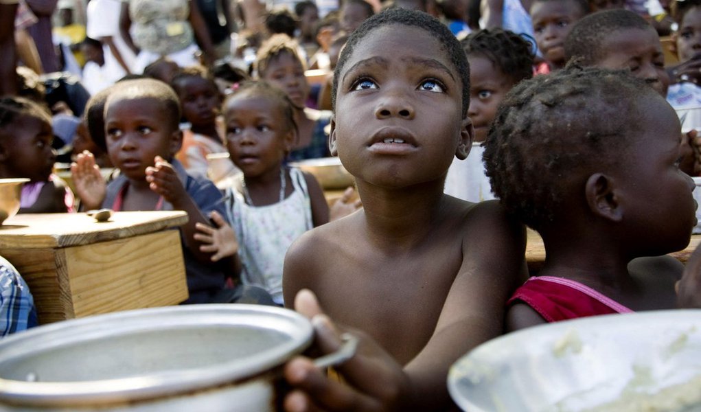 Quase 1,4 milhão de crianças estão em "risco iminente" de morrer em decorrência da fome na Nigéria, Somália, no Sudão do Sul e no Iêmen, alertou o Fundo das Nações Unidas para a Infância (Unicef, na sigla em inglês) nesta terça-feira, 21; Pessoas já estão morrendo de fome nestes quatro países, e o Programa Mundial de Alimentos disse que mais de 20 milhões de vidas correm perigo nos próximos seis meses; "Ainda podemos salvar muitas vidas. A desnutrição grave e a fome iminente são em grande parte causadas pelo homem. Nossa humanidade em comum exige uma ação mais rápida. Não podemos repetir a tragédia da fome de 2011 no Chifre da África", disse o diretor-executivo do Unicef, Anthony Lake, em um comunicado