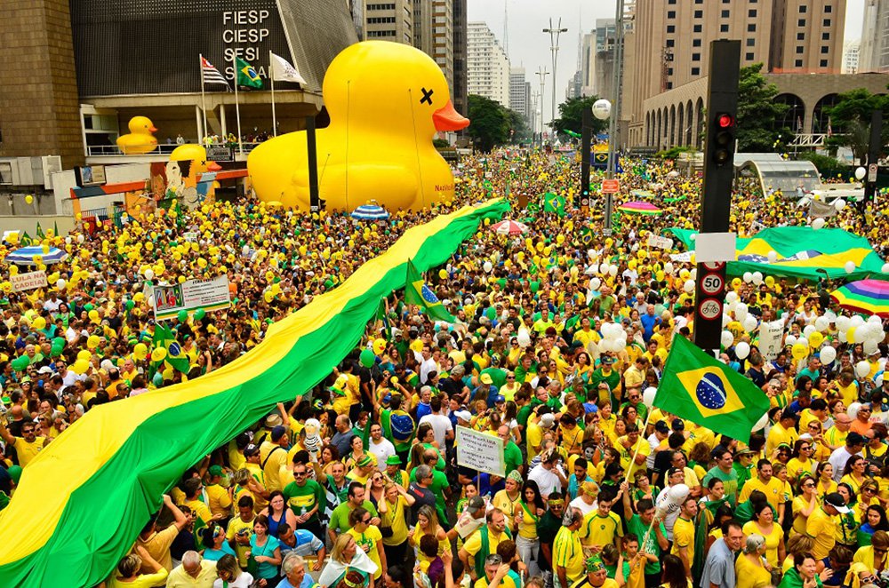 São Paulo - Manifestação na Avenida Paulista, região central da capital, contra a corrupção e pela saída da presidenta Dilma Rousseff (Rovena Rosa/Agência Brasil)