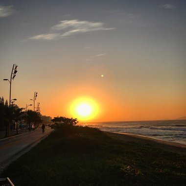 Uma cidade cheia de definições discutíveis, muitas delas estabelecidas para criar um ambiente de alienação, cultuado por várias gerações, pede passagem sob um novo prisma econômico e social