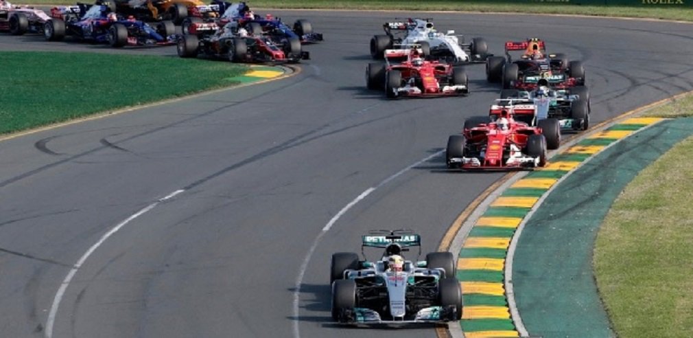 Fórmula 1 entrou em uma nova e ousada era no Grande Prêmio da Austrália de domingo graças ao carros mais velozes, os pneus mais largos e uma Ferrari vencedora, mas a ausência de ultrapassagens está causando preocupações; "Que ultrapassagens?", reagiu o veterano brasileiro Felipe Massa, da Williams, ao ser indagado sobre o quão difícil foi deixar seus rivais para trás; circuito de Albert Park, em Melbourne, nunca esteve no alto da lista de pistas com mais chances de ultrapassagem, mas os fãs mal viram alguma depois da volta de abertura