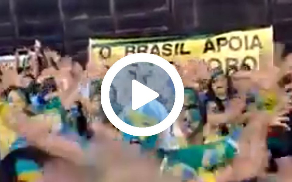 Viralizou nas redes sociais um vídeo que faz uma sátira aos manifestantes que foram às ruas do País vestidos de verde e amarelo protestar contra a corrupção do PT, ou que bateram panelas nas sacadas de prédios contra a presidente legítima Dilma Rousseff e agora estão calados diante da corrupção de Michel Temer; assista 