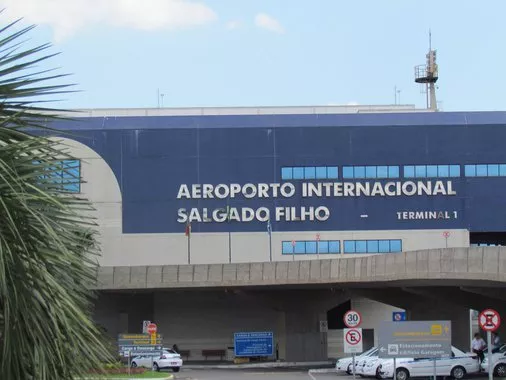 Aeroporto de Porto Alegre recebe primeiro pouso de voo comercial cinco meses após enchente