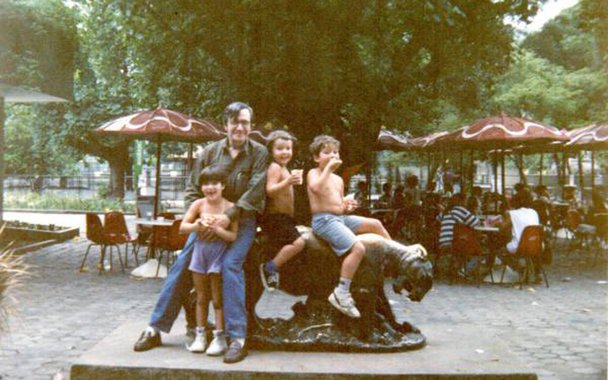 Filha de Olavo de Carvalho acusa o pai de colocar arma na cabeça dos filhos