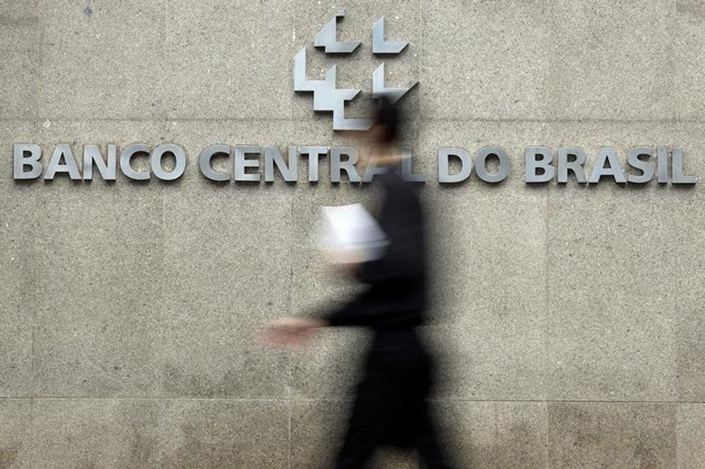 Homem passa pela logomarca do Banco Central na sede do banco em BrasÃ­Â­lia. 15/01/2014 REUTERS/Ueslei Marcelino