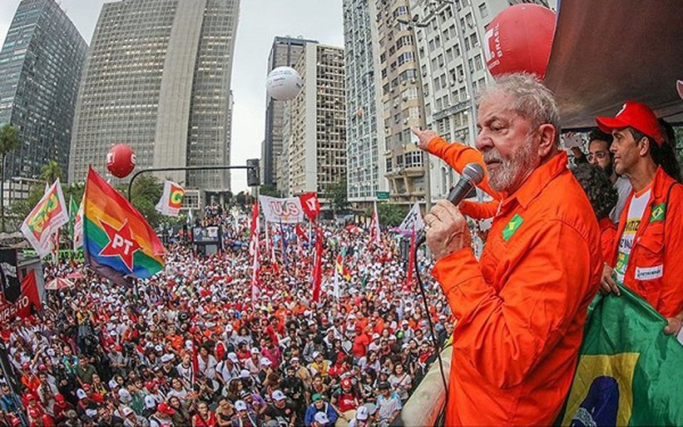 No encerramento de ato pela soberania, diante da sede da Petrobras, ex-presidente afirma que continua sendo "paz e amor", ataca imprensa e diz que "o povo trabalhador voltará a governar"