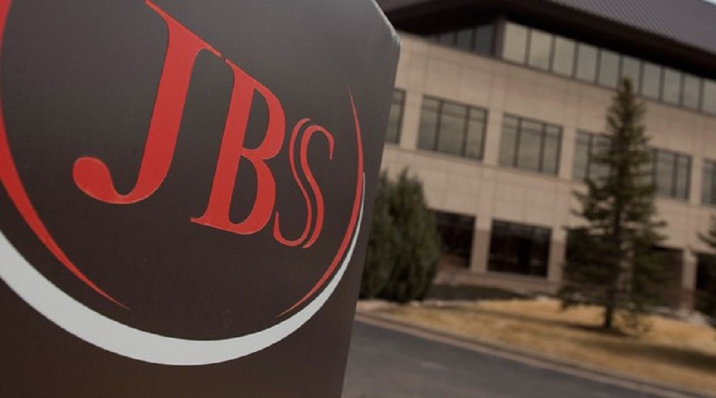 JBS informou que vai suspender a produção de carne bovina em 33 das 36 unidades do país por três dias, a partir desta quinta-feira; "Para próxima semana, a Companhia irá operar em todas as suas unidades com uma redução de 35% da sua capacidade produtiva. Essas medidas visam ajustar a produção até que se tenha uma definição referente aos embargos impostos pelos países importadores da carne brasileira", anunciou a empresa, responsável pelas marcas Seara, Friboi e Swift