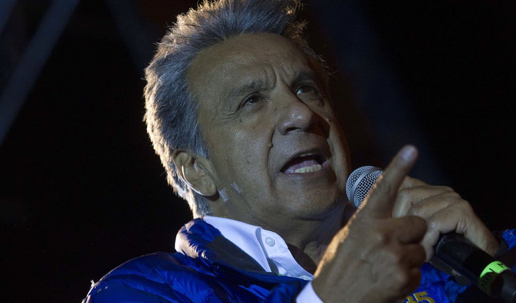 
Dados oficiais divulgados na madrugada desta segunda-feira, 20, indicam que o candidato governista à presidência do Equador, o esquerdista Lenin Moreno, será o mais votado nas eleições desse domingo (19); mas ele provavelmente terá que disputar um segundo turno, no dia 2 de abril, com o segundo colocado, o conservador Guillermo Lasso; segundo o Conselho Nacional Eleitoral (CNE), com 81,4% dos votos apurados, Moreno estava na frente, com 38,9% dos votos, seguido por Lasso, com 28,5%
