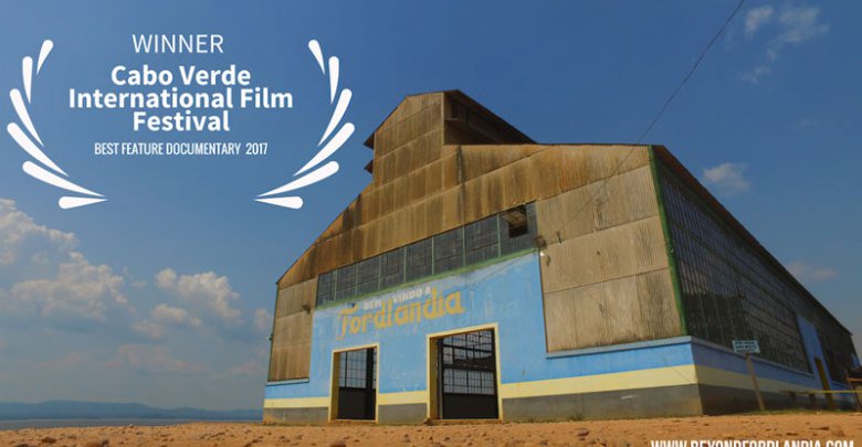 Beyond Fordlândia (2017, 75min) está se fazendo notar entre os aficionados do cinema documental e aos expectadores que assistem ao documentário escrito, produzido e dirigido por Marcos Colón. O filme aborda um conjunto de representações da Amazônia e de seu destino como territórios de utopias, aqui entendido como território de possibilidades, de desejos, de interesses