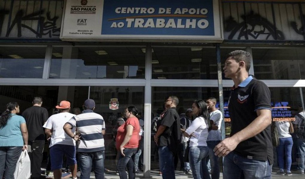 Taxa de desemprego na região metropolitana de São Paulo subiu para 17,1% em janeiro, ante 14% em igual mês de 2016, segundo a pesquisa mensal da Fundação Seade e do Dieese; número de desempregados foi estimado em 1,883 milhão, acréscimo de 88 mil em relação a dezembro (aumento de 4,9%) e de 334 mil em 12 meses, crescimento de 21,6%