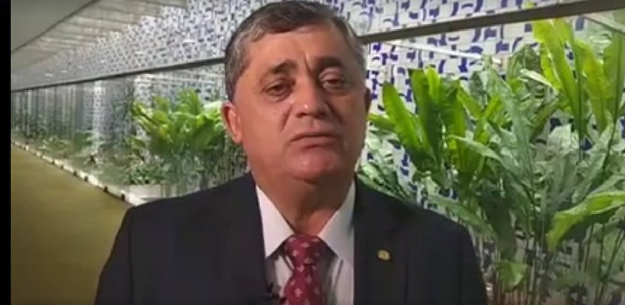 O deputado federal José Guimarães (PT-CE) avalia que o recuo do governo, retomando outro projeto da terceirização, no Senado, após a aprovação açodada do projeto da Câmara dos Deputados, foi forçado pela reação da sociedade. "O sinal da reação contra a terceirização mostra que o país acordou, não está mais anestesiado"